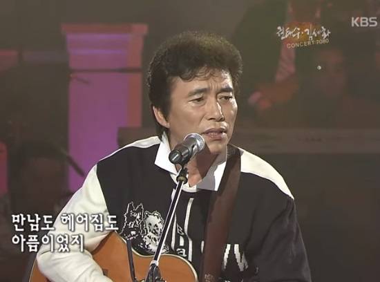 권태수는 70년대 포크 음악의 성지로 불리던 '쉘부르' 무대에서 활동했다. 가장 대중적으로 널리 알려진 노래는 김세화와 비공식 듀엣으로 부른 '작은 연인들'(79년)이다. /KBS '7080콘서트'