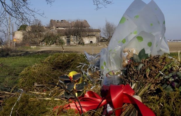 실종 19개월 후 소녀의 시신이 발견된 노벨라라의 농가. 앞에 꽃과 인형 등 추모 물품이 놓여있다. [사진출처=AP·연합뉴스]
