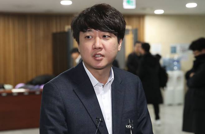 이준석 전 국민의힘 대표가 17일 오후 서울 여의도 국회 의원회관에서 열린 새로운선택-세번째권력 공동창당대회에서 취재진들의 질문에 답하고 있다.뉴스1