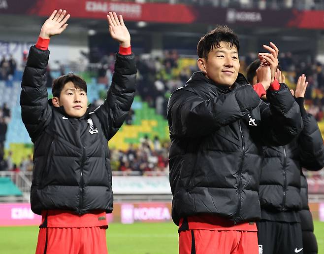 축구대표팀 손흥민과 이강인./뉴스1