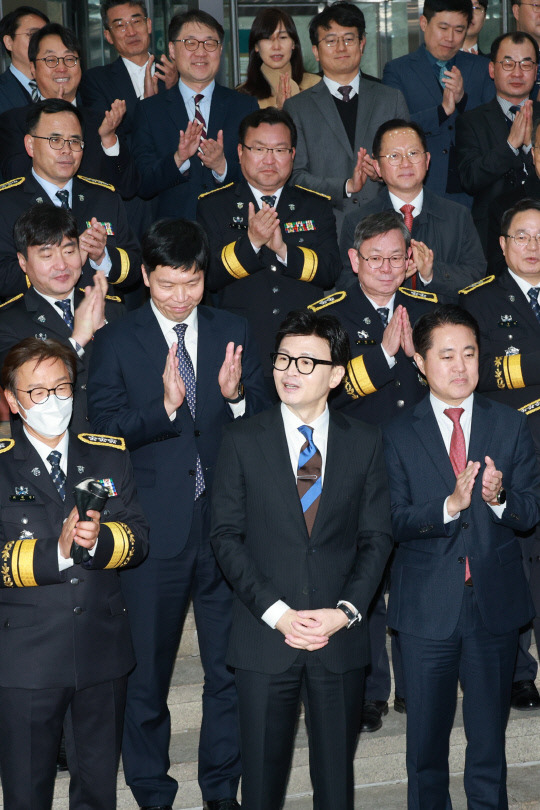 한동훈 법무부 장관이 21일 오후 과천 법무부 청사에서 이임식을 마치고 직원들과 기념 촬영하고 있다. 사진=연합뉴스