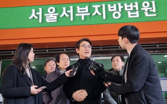 유시민 전 노무현재단 이사장이 21일 오후 서울 마포구 서울서부지법에서 열린 항소심 선고공판을 마친 뒤 법정을 나서고 있다. 김가윤 기자