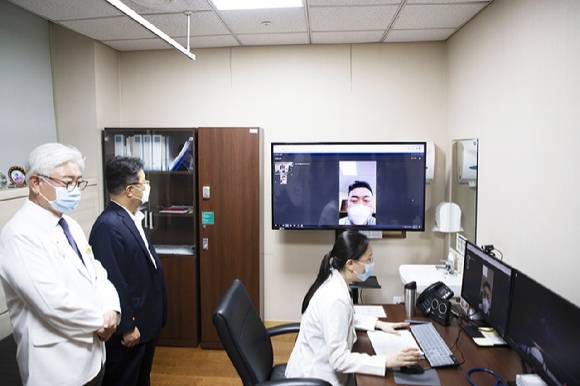 의료진이 해외 근로자를 대상으로 비대면 진료를 진행하고 있다. [사진=포스코건설]