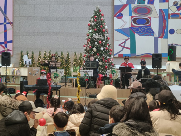 부산광역시청 들락날락에서 크리스마스 공연이 진행되고 있다. [사진=부산광역시]