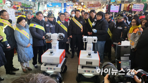 화재순찰로봇은  시속 5km로 움직이면서 무인 순찰이 가능하다. [사진=정종오 기자]