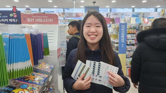 홍콩에서 온 리아 팡(13)양은 가장 좋아하는 한국 아이돌 가수인 txt의 수빈 얼굴이 들어간 네임 스티커를 만들었다. 이수정 기자