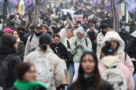 눈이 내린 지난 19일 서울 중구 명동 거리가 외국인 관광객들로 북적이고 있다. 뉴스1