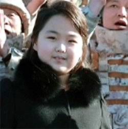 지난해 11월 김정은 위원장과 딸 김주애가 중거리 탄도미사일(IRBM)인 '화성-12형'을 둘러보는 모습을 공개했다. 연합뉴스