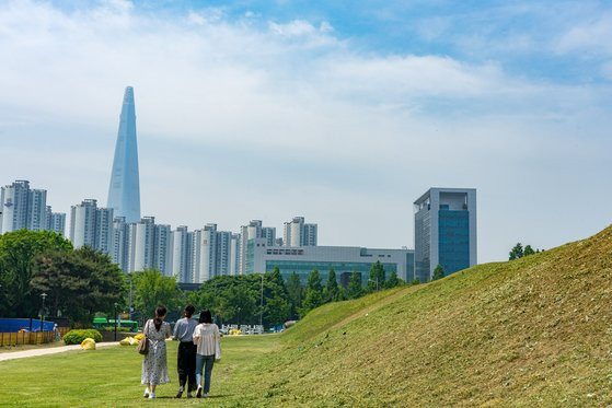 서울 송파구 풍납토성, 몽촌토성을 시민들이 오가고 있다. 백종현 기자