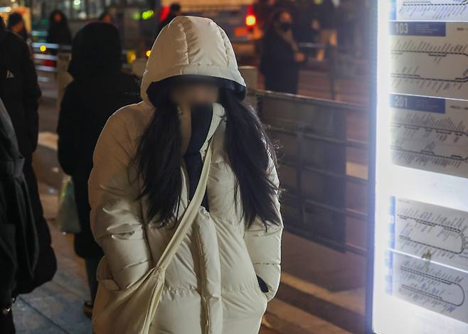 지난 20일 오후 9시를 기해 서울 전역에 한파경보가 발효된 가운데 서울 중구 서울역 앞 버스환승센터에서 외투를 입은 한 시민이 몸을 움츠린 채 걷고 있다. 연합뉴스