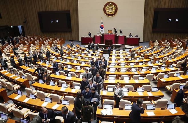 21일 국회에서 열린 본회의에서 2024년도 예산안 처리를 마친 의원들이 퇴장하고 있다. 연합뉴스