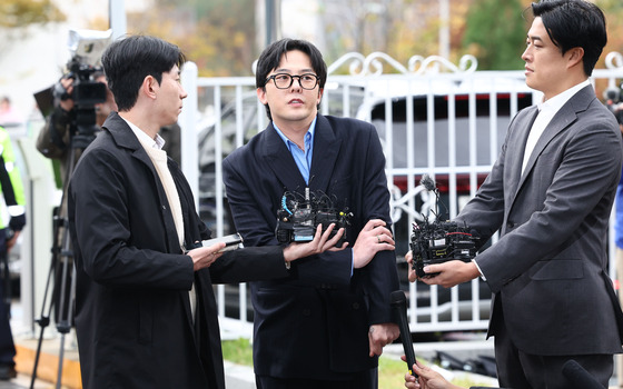 Singer G-Dragon talks to press at the Incheon Nonhyun Police Station on Nov. 6. [YONHAP]