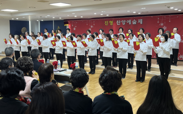 만학도로 구성된 진형중·고등학교 학생들이 20일 서울 숭인동의 학교 강당에서 열린 찬양예술제에서 찬양을 부르고 있다.