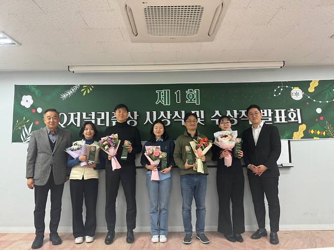 ▲ Q저널리즘상 1회 시상식. 왼쪽부터 박재영 고려대 미디어학부 교수(심사위원장), 주보배 진실탐사그룹 셜록 기자, 장슬기 미디어오늘 기자, 변은샘 부산일보 기자, 고찬유 한국일보 기자, 이희령 jtbc 기자, 유대근 저널리즘클럽Q 회장(한국일보 기자). 사진=저널리즘클럽Q 제공