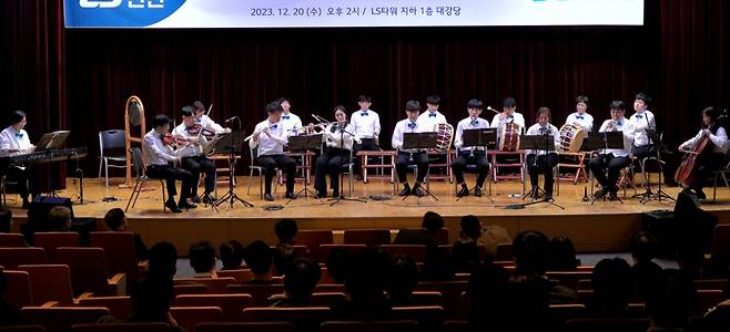 20일 경기도 안양 LS타워에서 열린 LS전선 장애인 예술단 창단식에서 단원들이 기념 공연을 펼치고 있다. / 사진 = LS전선 제공