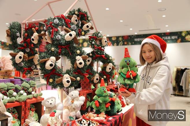 광주신세계는 본관 1층 이벤트홀과 지하1층 행사장 등에서 '크리스마스 GIFT 특집 이벤트'를 진행한다/사진=광주신세계 제공.