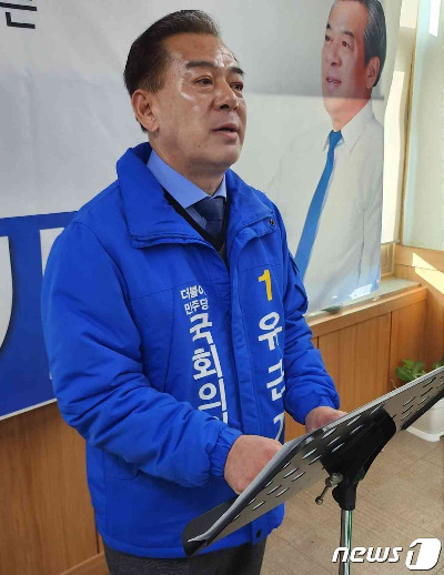 유근기 더불어민주당 전남 순천·광양·곡성·구례을 예비후보가 21일 광양시청 3층 열린홍보방에서 총선 출마 기자회견을 열고 발언을 하고 있다./뉴스1