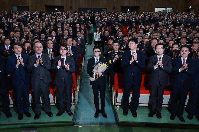 한동훈 법무부 장관이 21일 오후 과천 법무부 청사에서 열린 이임식에서 직원들과 기념 촬영하고 있다. [연합]