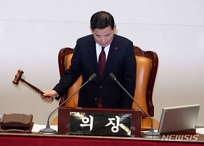 [서울=뉴시스] 추상철 기자 = 김진표 국회의장이 21일 오후 서울 여의도 국회에서 열린 제411회국회(임시회) 제2차 본회의에서 의사봉을 두드리고 있다. 2023.12.21. scchoo@newsis.com