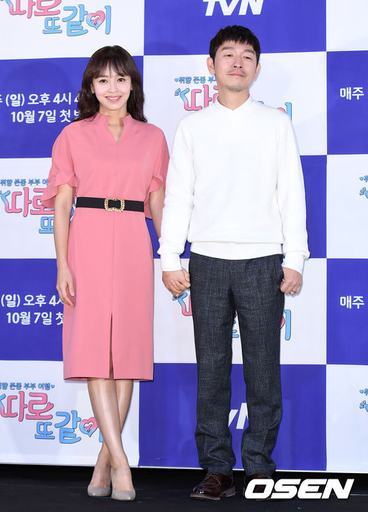 [OSEN=이대선 기자] 1일 오전 서울 상암동 CJ E&M센터에서 tvN ‘따로 또 같이’ 제작발표회가 열렸다.강성연, 김가온 부부가 포토타임을 갖고 있다./sunday@osen.co.kr