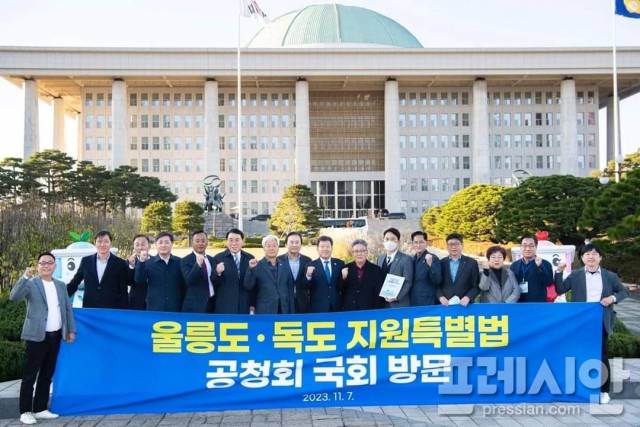 ▲지난달 7일 국회를 방문한 울릉도 주민들이 국토외곽 먼섬 울릉도독도 지원특별법 공청회에 참석하고 기념촬영을 하고 있다. ⓒ프레시안 DB