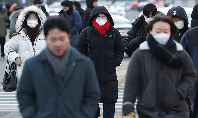 체감 기온이 영하 22도까지 떨어진 21일 서울 종로구 광화문광장 인근에서 시민들이 이동하고 있다. 연합뉴스