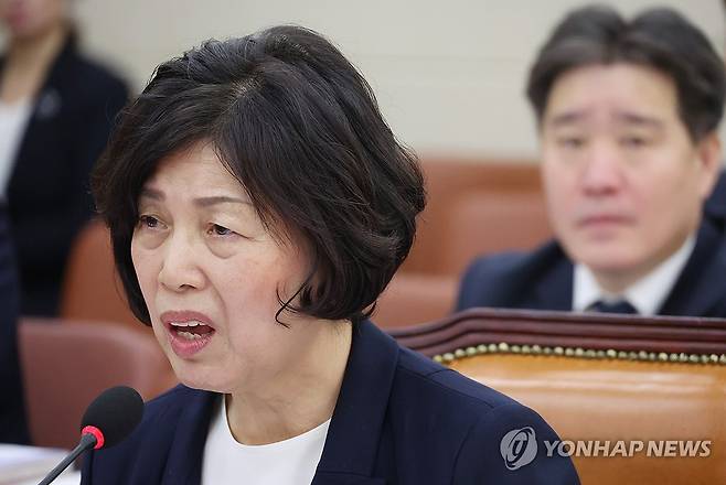 답변하는 강정애 국가보훈부 장관 후보자 (서울=연합뉴스) 신준희 기자 = 강정애 국가보훈부 장관 후보자가 21일 국회에서 열린 인사청문회에서 의원 질의에 답하고 있다. 2023.12.21 hama@yna.co.kr