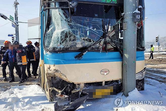 폭설에…제설차와 버스 충돌사고 (서천=연합뉴스) 21일 오전 대설경보가 내려진 충남 서천군 마서면 장항역사거리 인근에서 눈길 주행 중이던 군내버스가 제설차와 충돌 후 전봇대를 들이받는 사고가 났다. 이 사고로 버스 승객 19명이 경상을 입고 병원으로 이송됐다. 2023.12.21 [서천군청 제공. 재판매 및 DB 금지] coolee@yna.co.kr