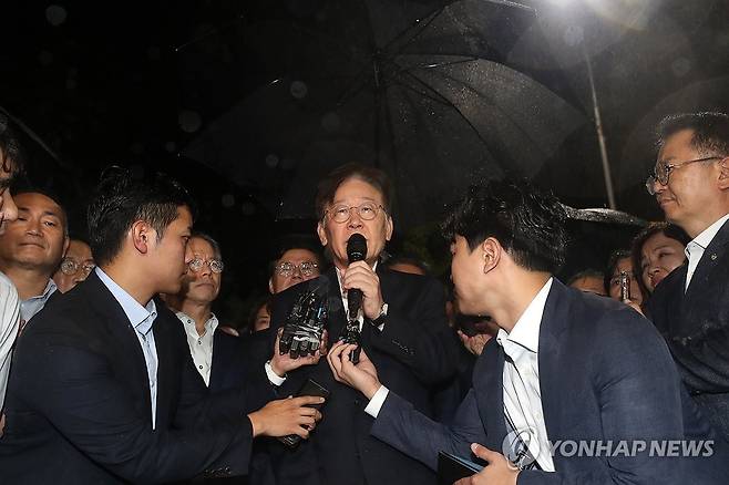 구속영장 기각... 발언하는 이재명 대표 (의왕=연합뉴스) 한종찬 기자 = 서울중앙지법이 27일 더불어민주당 이재명 대표에 대한 구속 전 피의자 심문 뒤 검찰이 청구한 구속영장을 기각했다. 더불어민주당 이재명 대표가 27일 경기 의왕 서울구치소를 나서며 발언하고 있다. 2023.9.27 [공동취재] saba@yna.co.kr