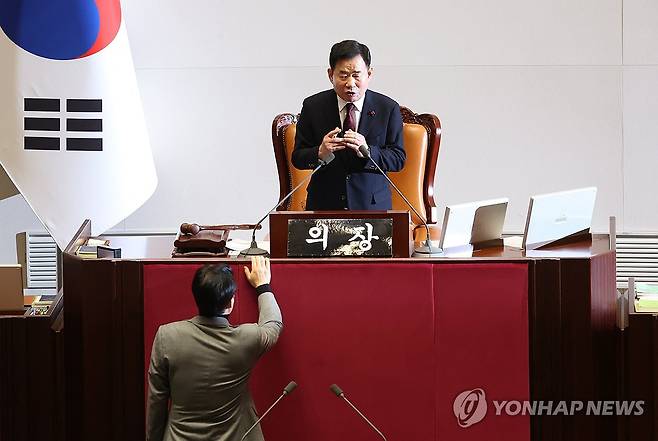 '합의가 먼저' (서울=연합뉴스) 신준희 기자 = 21일 국회에서 열린 본회의에서 이태원참사 특별법 상정을 요구하는 더불어민주당 홍익표 원내대표이 김진표 국회의장에게 항의하고 있다. 
    김 의장은 해당 법안 상정에 대해 여야 합의가 먼저 이뤄져야 한다며 상정을 하지 않았다. 2023.12.21 hama@yna.co.kr