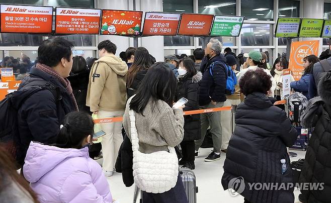 제주공항 결항 항공편 이용객 예약 변경 (제주=연합뉴스) 김호천 기자 = 21일 오후 제주공항에 폭설과 강풍이 불면서 항공편이 무더기로 결항한 가운데 이용객들이 항공편 변경을 위해 줄을 서서 기다리고 있다. 2023.12.21 khc@yna.co.kr