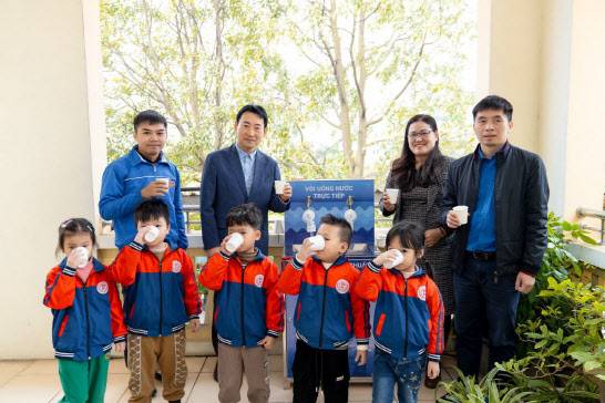 (왼쪽 두번째부터) 박인환 시노펙스 베트남 법인장, 팜티 빅투이 동토유치원 교장(사진=시노펙스)