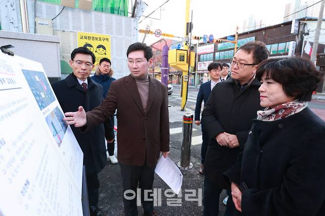 이상일 용인특례시장이 21일 신갈초등학교를 방문해 방음벽 교체 공사와 관련된 상황을 학교 관계자와 학부모들에게 설명하고 있다.(사진=용인시)