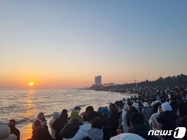 경포해변 해맞이객 자료사진.