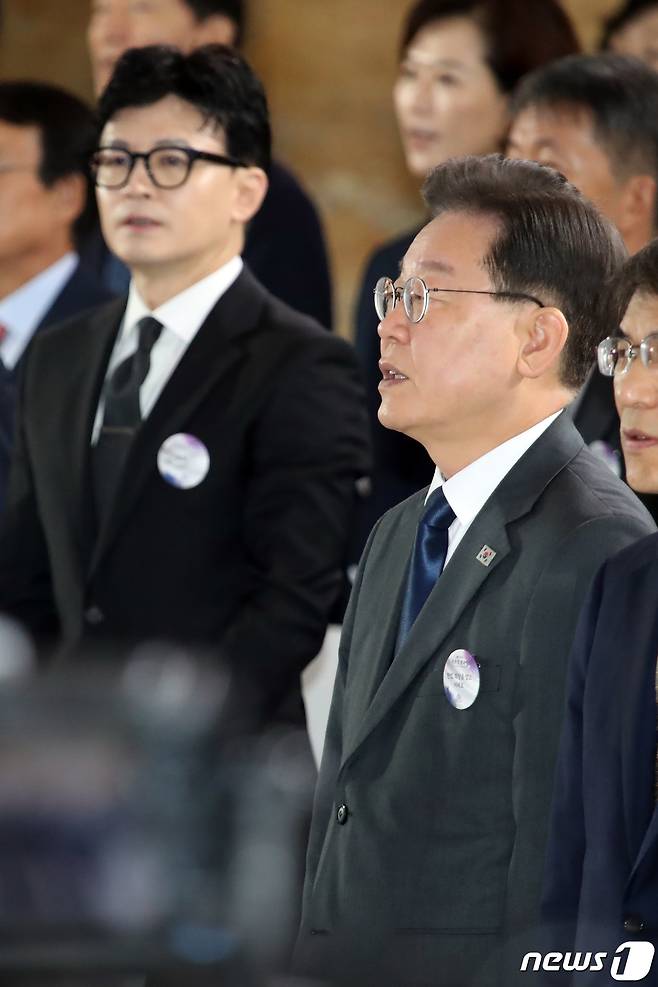 이재명 더불어민주당 대표와 한동훈 법무부 장관이 17일 오전 서울 여의도 국회에서 열린 제75주년 제헌절 경축식에서 애국가를 제창하고 있다. 2023.7.17/뉴스1 ⓒ News1 황기선 기자