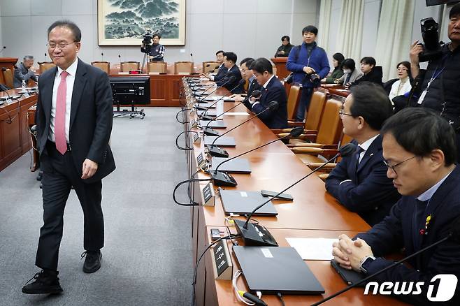 윤재옥 국회 운영위원장이 22일 서울 여의도 국회에서 열린 운영위원회 전체회의에서 의원들과 인사를 마치고 자리로 향하고 있다. 2023.12.22/뉴스1 ⓒ News1 ,송원영 기자