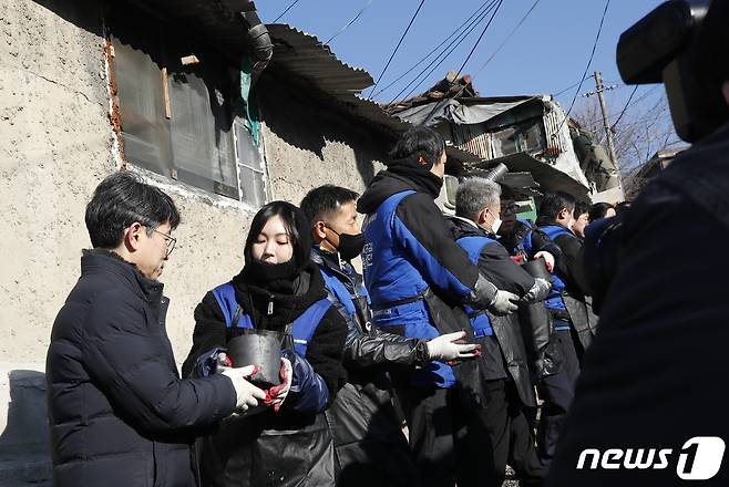 배우 김소연과 김완섭 기획재정부 차관(왼쪽)이 22일 오후 서울 백사마을에서 행복공감봉사단과 함께 ‘사랑의 연탄 배달’ 봉사활동을 하고 있다. ⓒ News1 권현진 기자