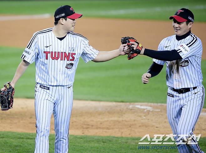 13일 서울 잠실구장에서 열린 KT와 LG의 한국시리즈 5차전. 7회초 2사 1루 박병호를 삼진으로 처리한 함덕주가 오지환과 함께 기뻐하고 있다. 잠실=정재근 기자 cjg@sportschosun.com/2023.11.13/