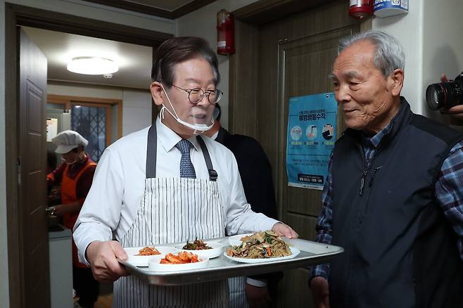 이재명 민주당 대표가 21일 서울 영등포구의 한 경로당에서 노인들에게 점심을 나눠 주고 있다. 민주당은 이날 일주일에 최소 5일 경로당 노인에게 점심을 제공하는 정책을 총선 공약으로 발표했다./국회사진기자단