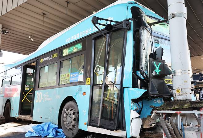 22일 오후 시내버스가 시민 다수를 치는 사고가 발생한 경기도 수원시 수원역 버스환승센터가 통제되고 있다./연합뉴스