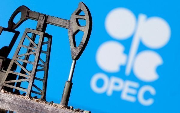 석유수출국기구(OPEC) 로고와 펌프잭 모형. ⓒ로이터=연합뉴스