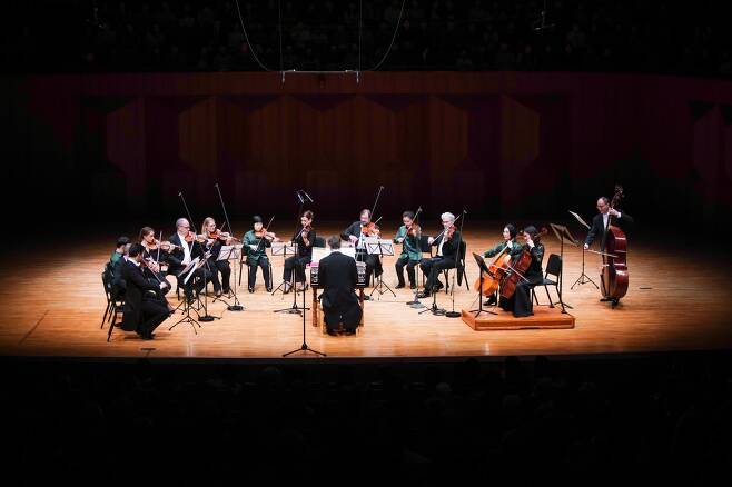 30회 이건음악회 중 ‘베를린필 이건 앙상블’과 ‘혜광브라인드 오케스트라’의 합주 모습.