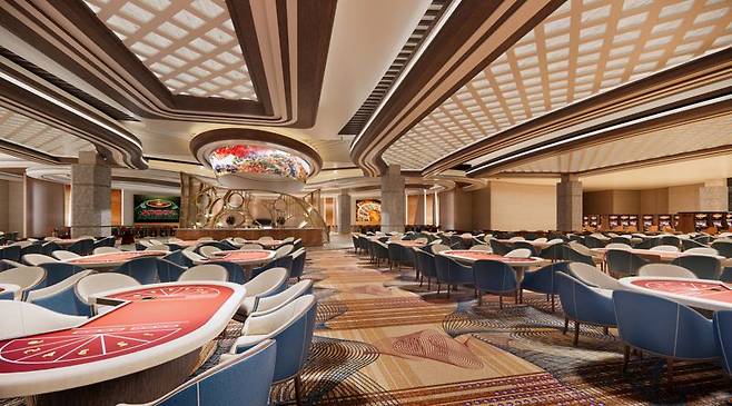 내년 1분기 개장 예정인 인스파이어 카지노는 150개 이상의 게임 테이블, 390대의 슬롯 머신, 160석의 전자테이블게임(ETG) 갖췄다.