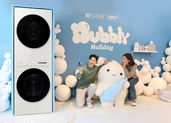 사진. 삼성전자 ‘비스포크 그랑데 AI BUBBLY HOLIDAY’ 팝업 전시에서 방문객들이 의류를 지키기 위해 노력하는 버블 히어로 캐릭터 ‘그랑데버블즈’와 셀피를 즐기고 있다.