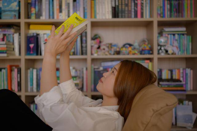 "전 취향이 확고해서 제가 설정한 경계를 넘지 않는 독자였는데, 습작을 시작하면서 깨달았어요. '좋아하는 것만 읽으면 쓸 게 없다'고요. 관심사를 넓히기 위해 의식적으로 더 많은 책을 읽으려고 해요." 하상윤 기자