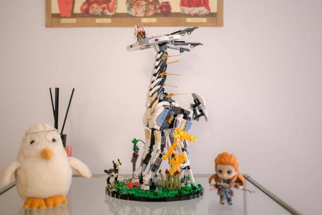 서재에 놓인 피규어를 두고 "귀엽다"고 하자 "귀여운 것보다는... 멋있지 않나요?"라는 김 작가의 질문이 되돌아왔다. 피규어는 그가 좋아하는 게임인 호라이즌 제로 던에 나오는 거대 기계 생명체다. 하상윤 기자