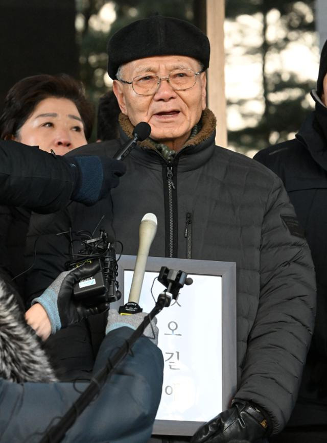 일제 강제동원 피해자 고 오길애씨 동생 석철씨가 21일 서울 서초구 대법원에서 열린 미쓰비시중공업과 일본제철 상대 손해배상 청구 소송에서 승소한 뒤 소감을 말하고 있다. 정다빈 기자