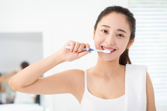 기상 직후에 양치질하면 자는 동안 입안에 형성된 플라그를 효과적으로 제거할 수 있다./사진=클립아트코리아