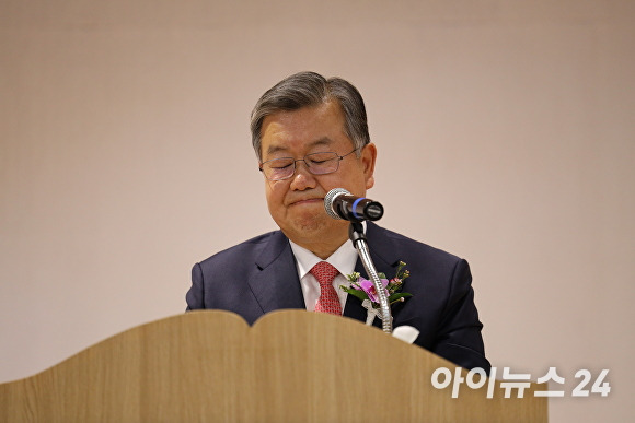 박일호 전 경상남도 밀양시장이 지난 11일 밀양시청 대강당에서 열린 퇴임식에서 퇴임사를 낭독하다 울먹하고 있다. [사진=임승제 기자]