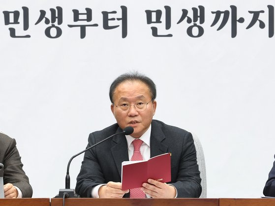 윤재옥 국민의힘 대표 권한대행이 22일 서울 여의도 국회에서 열린 원내대책회의에서 발언을 하고 있다. 뉴스1